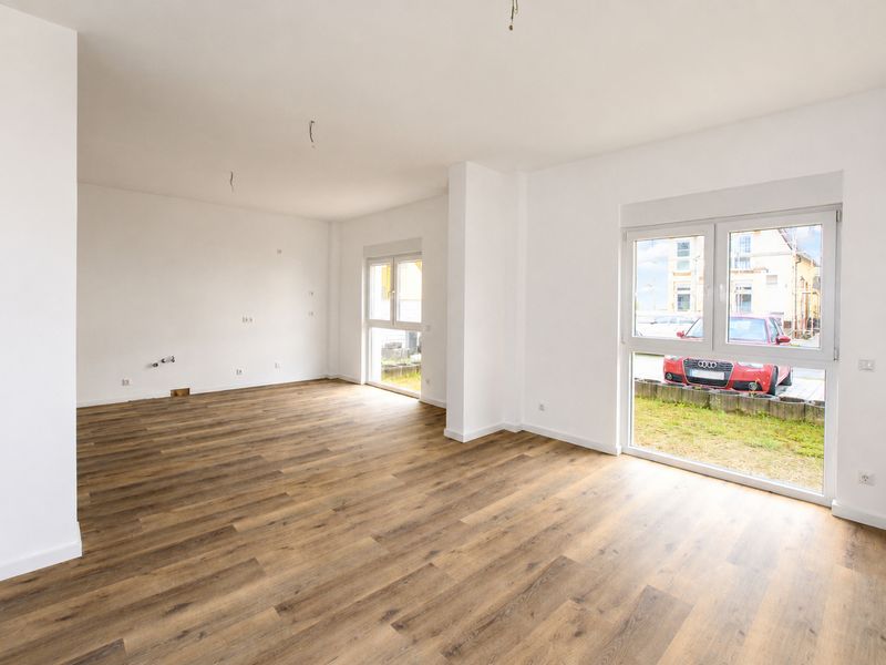 Kernsaniert auf Neubauniveau: Barrierefreie 4-Zimmer-Erdgeschosswohnung mit Terrasse und Stellplatz